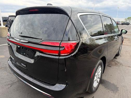 Diamond Black Crystal Pearlcoat 2026 Chrysler Pacifica L