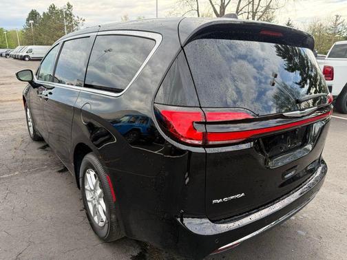 Diamond Black Crystal Pearlcoat 2026 Chrysler Pacifica L