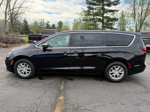 Diamond Black Crystal Pearlcoat 2026 Chrysler Pacifica L