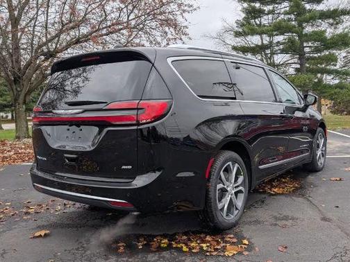 Diamond Black Crystal Pearlcoat 2026 Chrysler Pacifica L