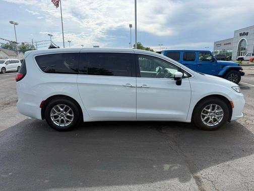 Bright White Clearcoat 2023 Chrysler Pacifica Touring L