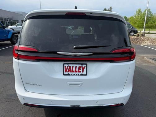 Bright White Clearcoat 2023 Chrysler Pacifica Touring L