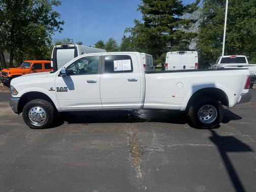 Bright White Clearcoat 2018 RAM 3500 Laramie Crew Cab 4x4 8' Box