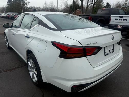 Brilliant Silver Metallic 2022 Nissan Altima 2.5 SE