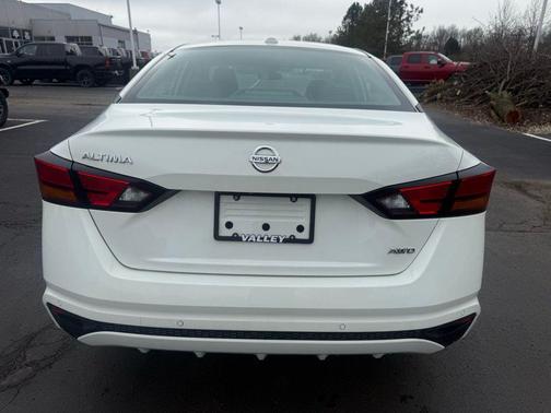Brilliant Silver Metallic 2022 Nissan Altima 2.5 SE