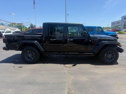 Black Clearcoat 2026 Jeep Gladiator 85th Anniversary Edition