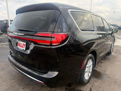 Diamond Black Crystal Pearlcoat 2025 Chrysler Pacifica L