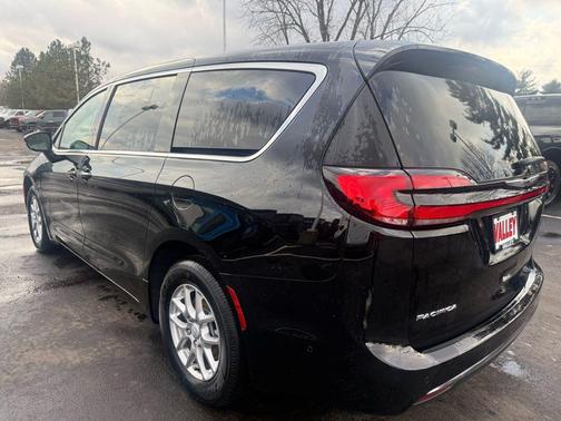 Diamond Black Crystal Pearlcoat 2025 Chrysler Pacifica L