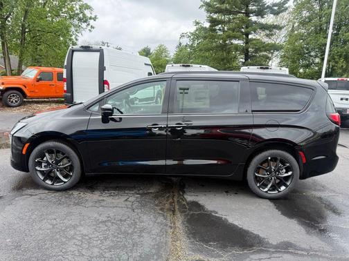 Diamond Black Crystal Pearlcoat 2027 Chrysler Pacifica Limited