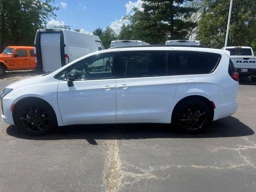 Bright White Clearcoat 2027 Chrysler Pacifica Limited
