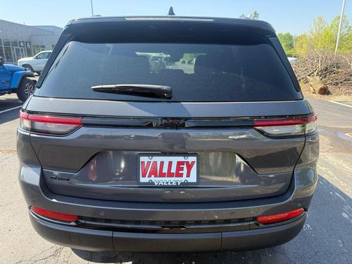 Baltic Gray Metallic Clearcoat 2024 Jeep Grand Cherokee Altitude