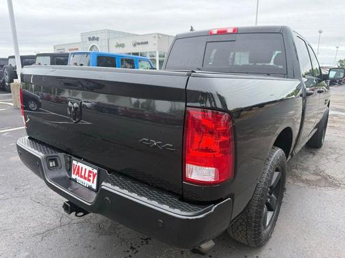 Brilliant Black Crystal Pearlcoat 2018 RAM 1500 Big Horn