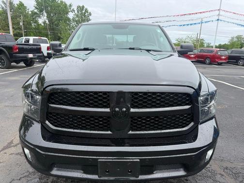 Brilliant Black Crystal Pearlcoat 2018 RAM 1500 Big Horn