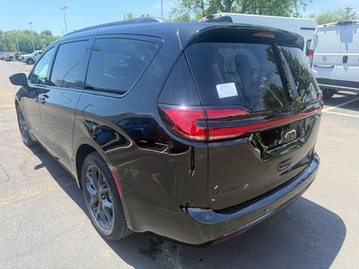 Pxj 2027 Chrysler Pacifica Limited