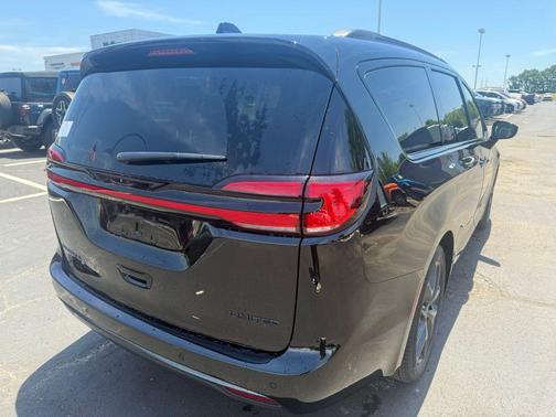 Pxj 2027 Chrysler Pacifica Limited