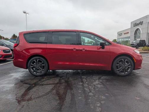 Red Hot Pearlcoat 2026 Chrysler Pacifica L