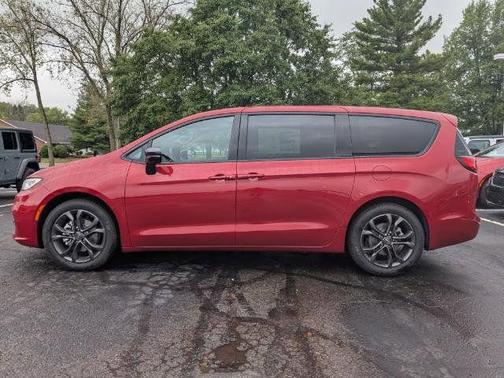 Red Hot Pearlcoat 2026 Chrysler Pacifica L