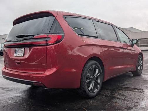 Red Hot Pearlcoat 2026 Chrysler Pacifica L