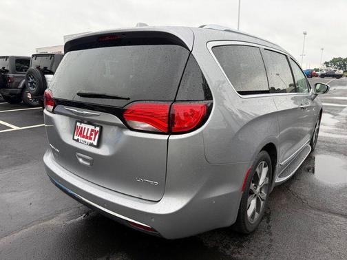 Billet Silver Metallic Clearcoat 2017 Chrysler Pacifica Limited