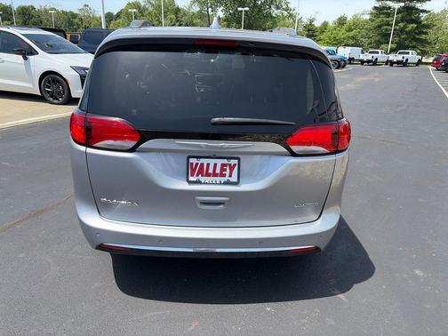 Billet Silver Metallic Clearcoat 2017 Chrysler Pacifica Limited