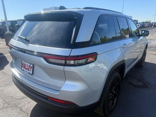 Silver Zynith 2024 Jeep Grand Cherokee Altitude