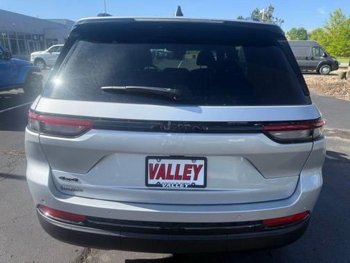 Silver Zynith 2024 Jeep Grand Cherokee Altitude