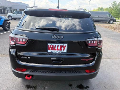 Diamond Black Crystal Pearlcoat 2024 Jeep Compass Trailhawk