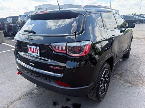 Diamond Black Crystal Pearlcoat 2024 Jeep Compass Trailhawk