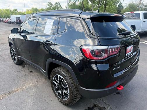 Diamond Black Crystal Pearlcoat 2024 Jeep Compass Trailhawk