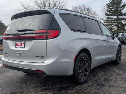 Silver Mist Clearcoat 2026 Chrysler Pacifica Limited