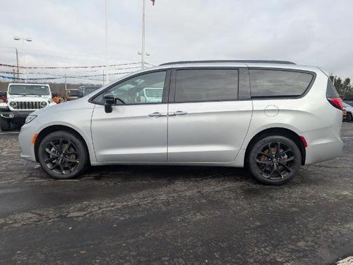 Silver Mist Clearcoat 2026 Chrysler Pacifica Limited