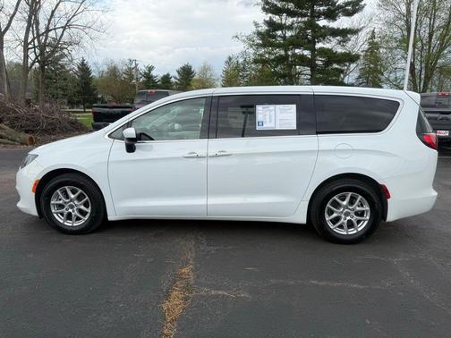 Bright White Clearcoat 2023 Chrysler Voyager LX
