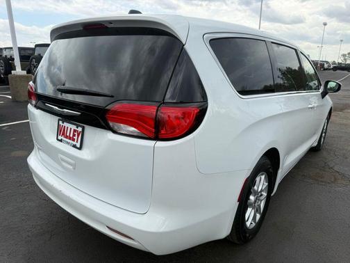 Bright White Clearcoat 2023 Chrysler Voyager LX