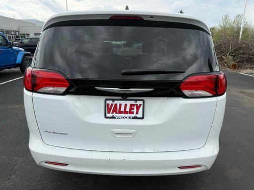 Bright White Clearcoat 2023 Chrysler Voyager LX