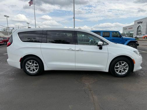 Bright White Clearcoat 2023 Chrysler Voyager LX