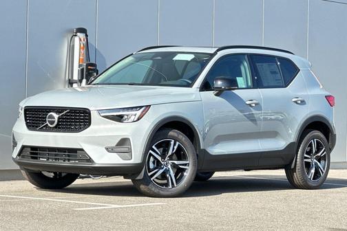 Vapour Grey Metallic 2026 Volvo XC40 Core, B4 FWD Gas (mild hybrid), Dark