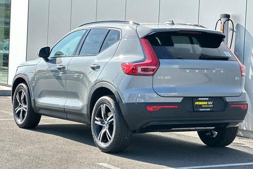 Vapour Grey Metallic 2026 Volvo XC40 Core, B4 FWD Gas (mild hybrid), Dark