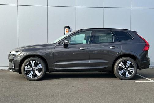 Platinum Grey Metallic 2025 Volvo XC60 Plug-In Hybrid T8 Core