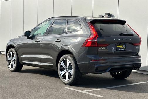 Platinum Grey Metallic 2025 Volvo XC60 Plug-In Hybrid T8 Core