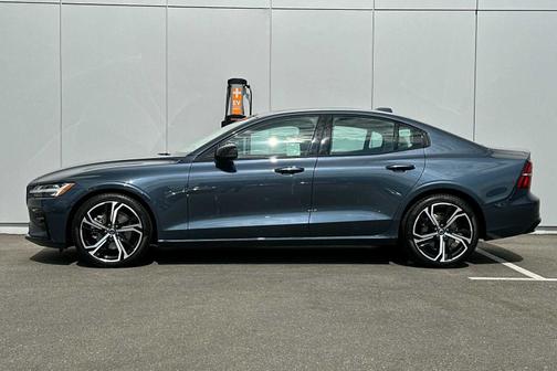 2024 Volvo S60 B5 Core Dark Theme