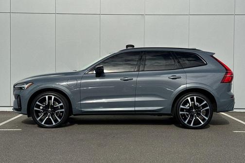 2023 Volvo XC60 Recharge Plug-In Hybrid T8 Ultimate Dark Theme