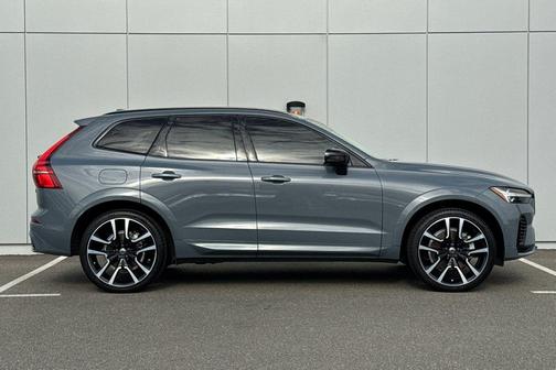 2023 Volvo XC60 Recharge Plug-In Hybrid T8 Ultimate Dark Theme