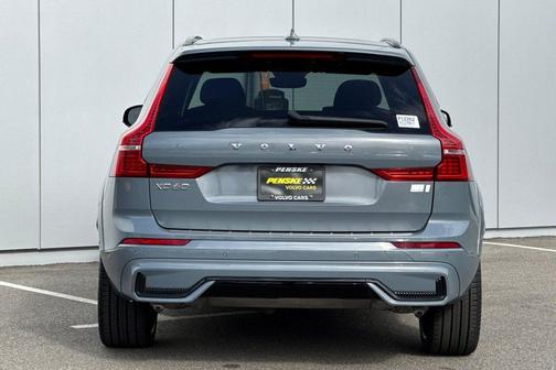 2023 Volvo XC60 Recharge Plug-In Hybrid T8 Ultimate Dark Theme