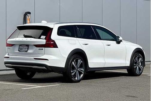 Crystal White 2026 Volvo V60 Cross Country Plus