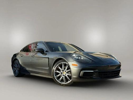 2018 Porsche Panamera 