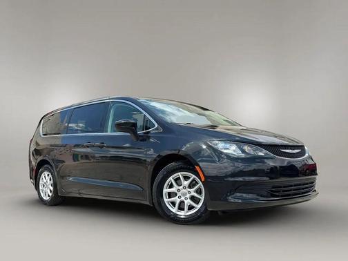 Brilliant Black Crystal Pearlcoat 2018 Chrysler Pacifica Touring