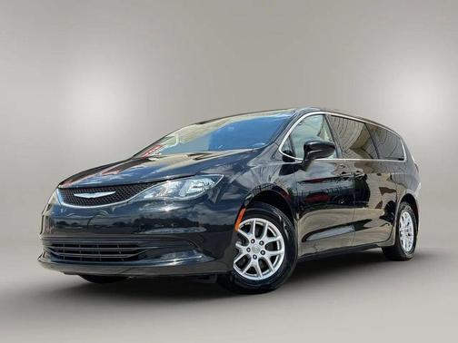 Brilliant Black Crystal Pearlcoat 2018 Chrysler Pacifica Touring