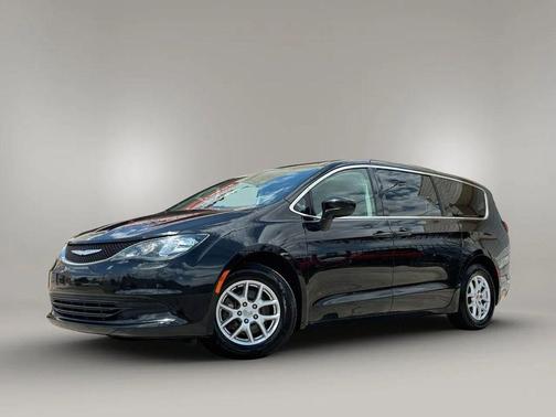 Brilliant Black Crystal Pearlcoat 2018 Chrysler Pacifica Touring