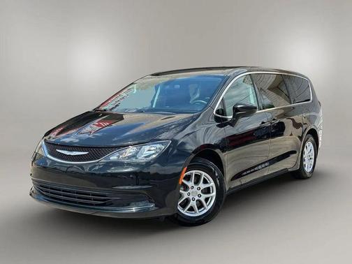Brilliant Black Crystal Pearlcoat 2018 Chrysler Pacifica Touring