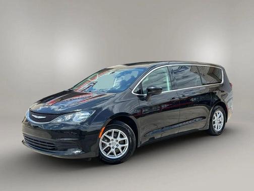 Brilliant Black Crystal Pearlcoat 2018 Chrysler Pacifica Touring